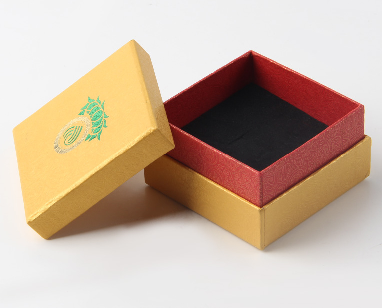 代表化妝品盒子廠家的老師傅，仔細(xì)比對3個小時，只為品質(zhì)