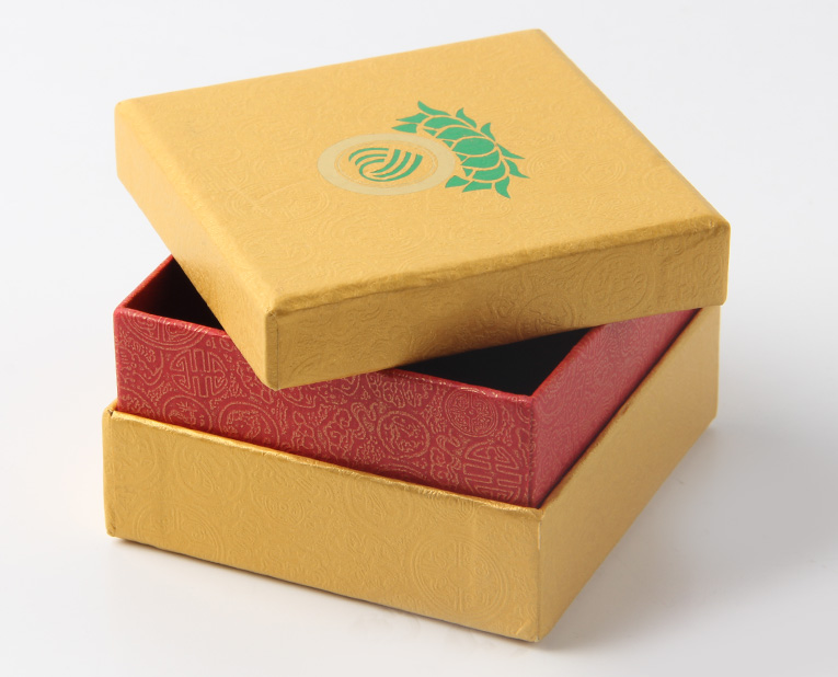 代表化妝品盒子廠家的老師傅，仔細(xì)比對3個小時，只為品質(zhì)