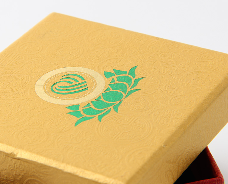 代表化妝品盒子廠家的老師傅，仔細(xì)比對3個小時，只為品質(zhì)